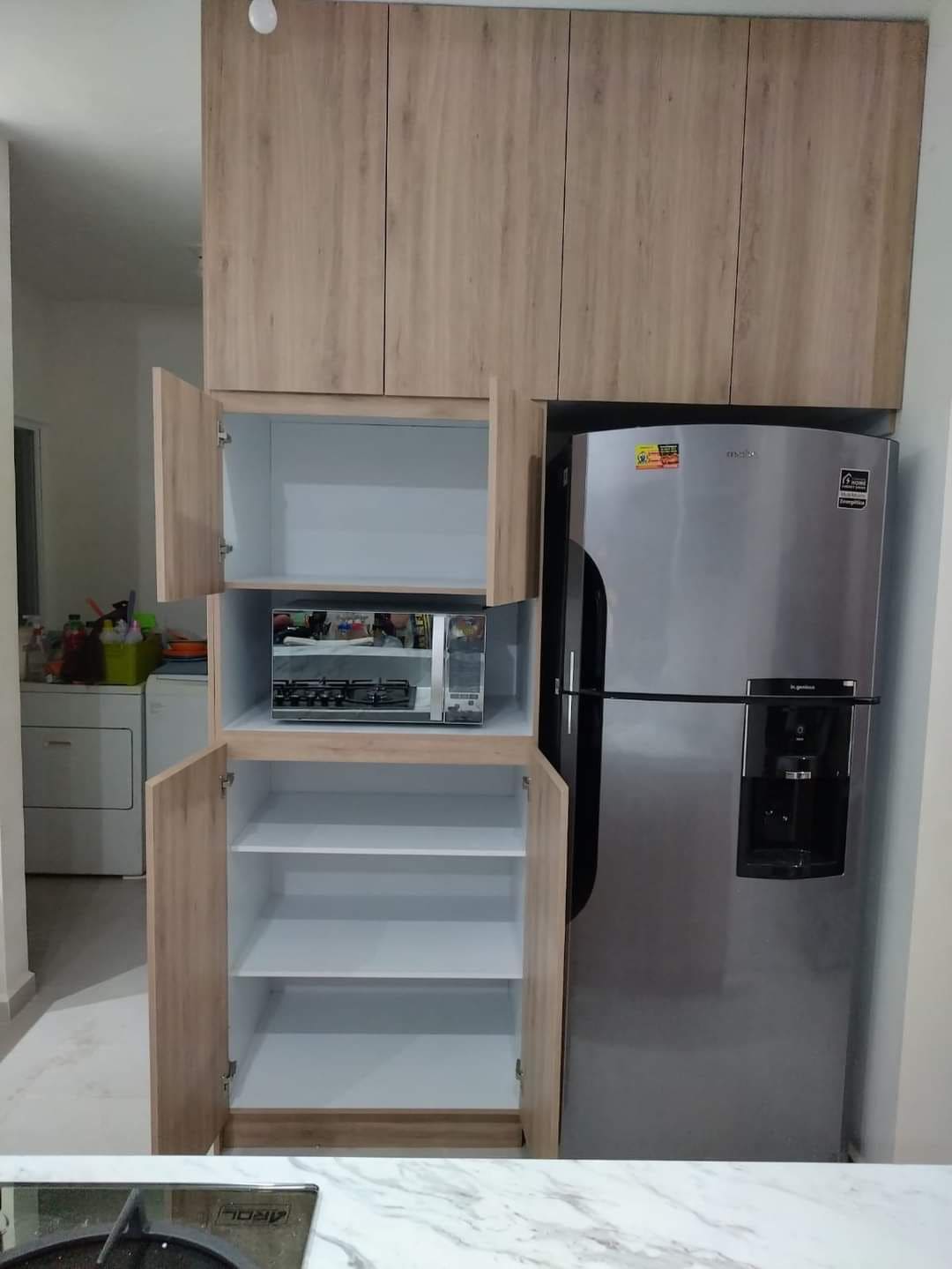 Diseño tipo closet color beige para cocina