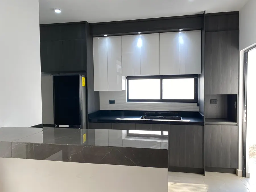 Cocina grafito con alacenas blancas e isla de mármol