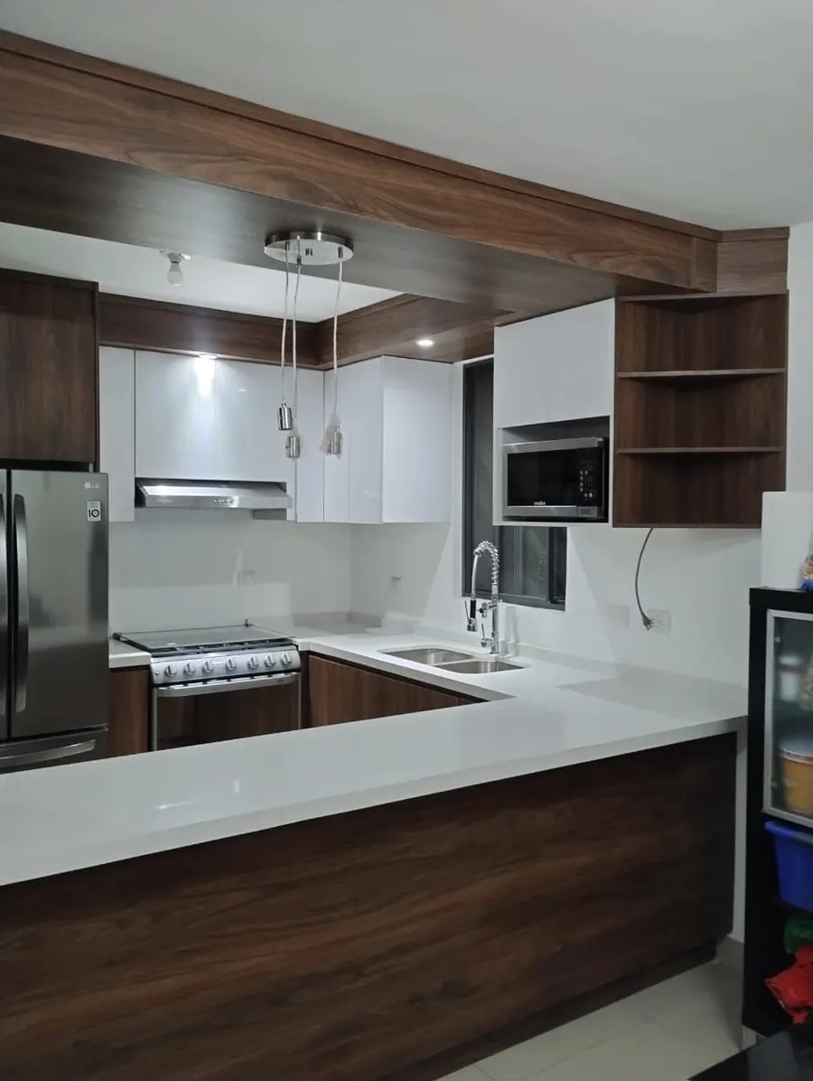 Cocina en nogal con alacenas blancas y repisas esquineras
